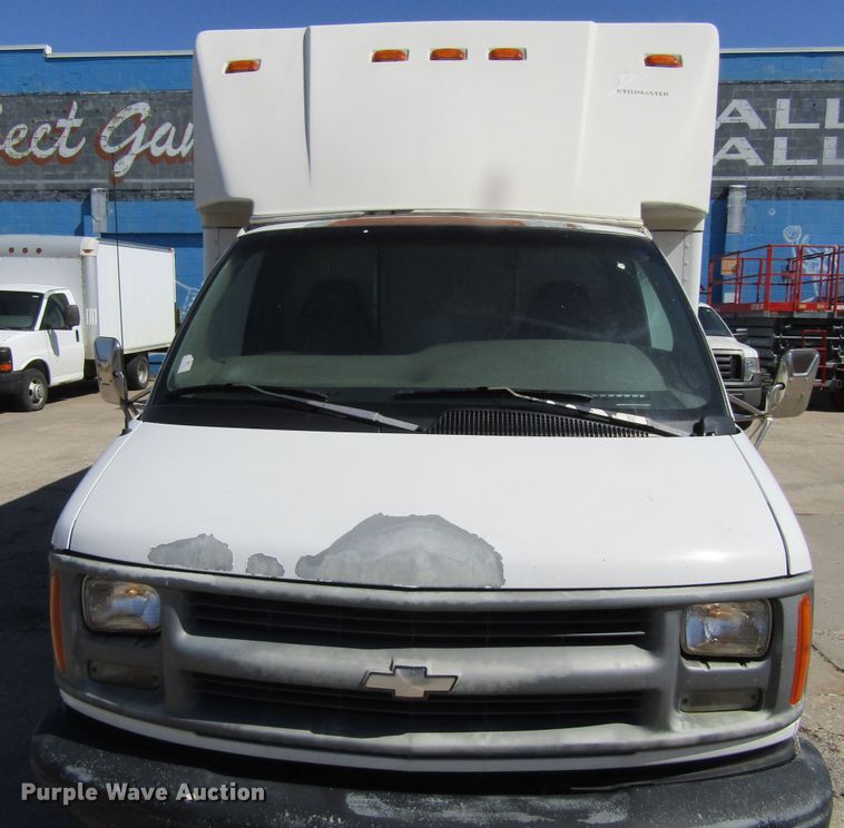 image for item GC9887 1999 Chevrolet Express G3500  box truck