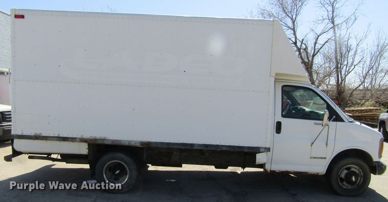 image for item GC9887 1999 Chevrolet Express G3500  box truck