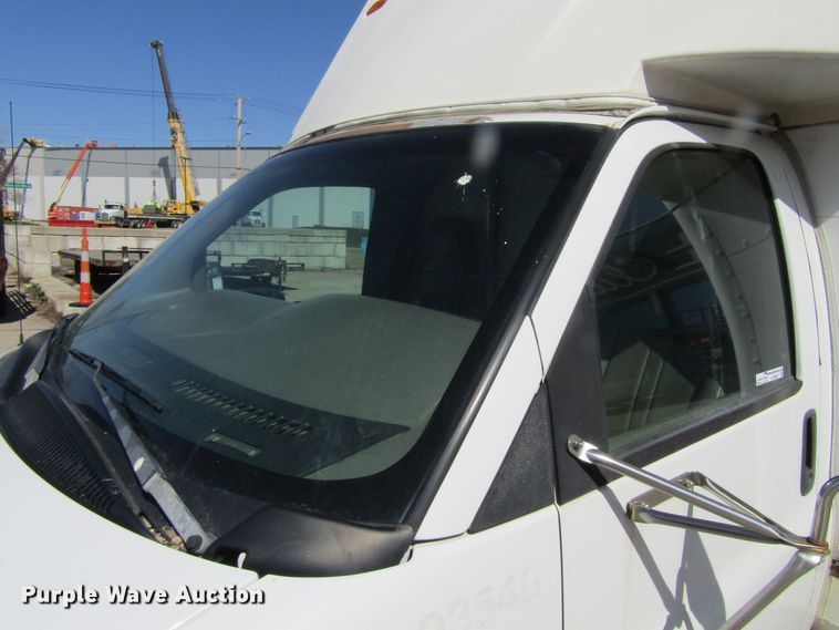 image for item GC9887 1999 Chevrolet Express G3500  box truck