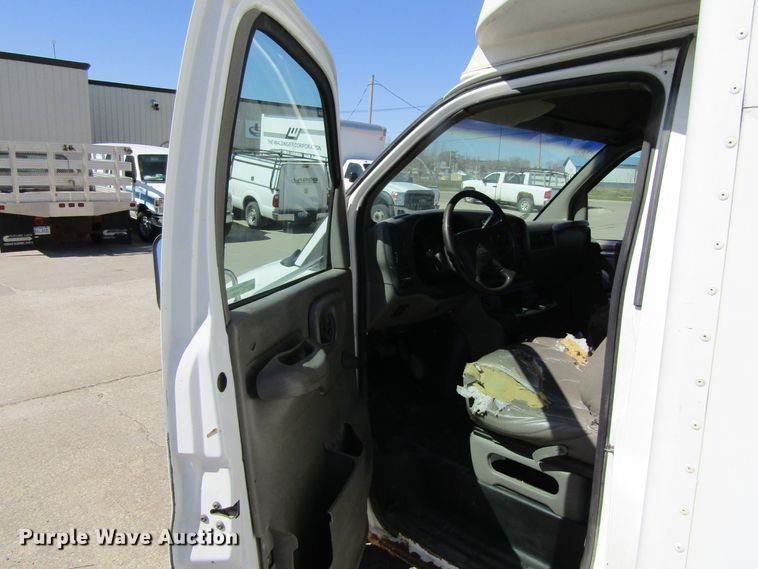 image for item GC9887 1999 Chevrolet Express G3500  box truck