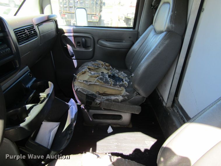 image for item GC9887 1999 Chevrolet Express G3500  box truck