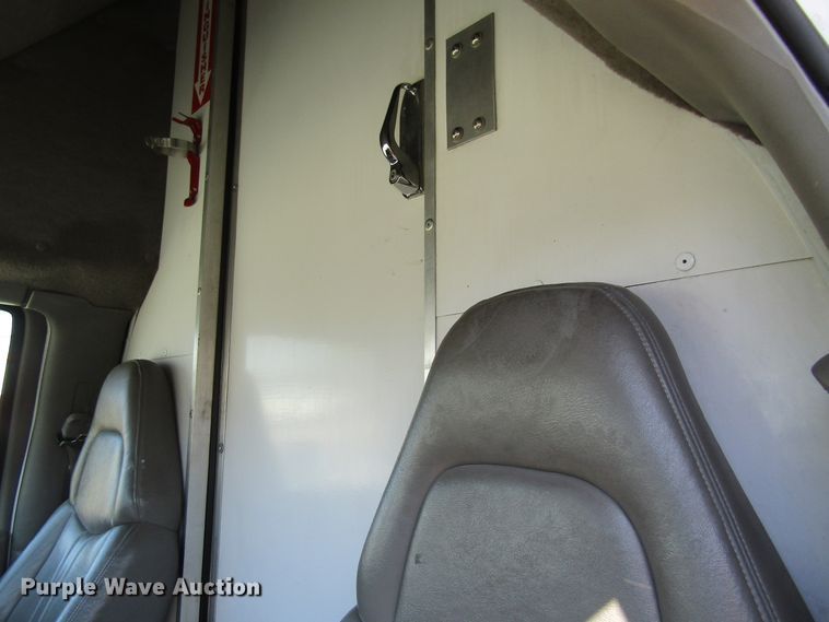 image for item GC9887 1999 Chevrolet Express G3500  box truck