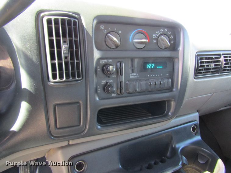 image for item GC9887 1999 Chevrolet Express G3500  box truck