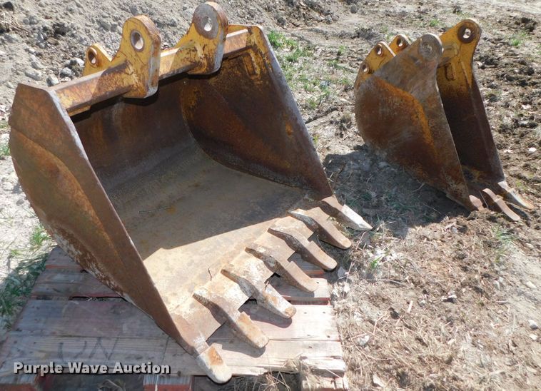 image for item GQ9967 (2) backhoe buckets