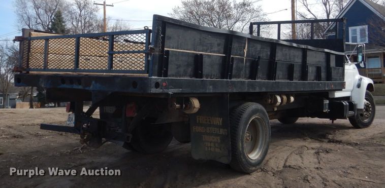 image for item HE9582 1999 Ford F800  dump flatbed truck