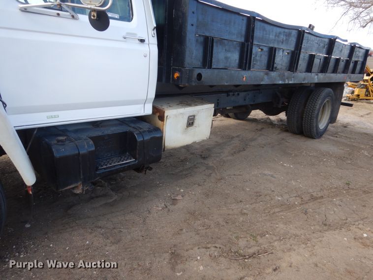 image for item HE9582 1999 Ford F800  dump flatbed truck