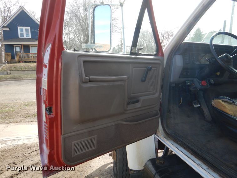 image for item HE9582 1999 Ford F800  dump flatbed truck