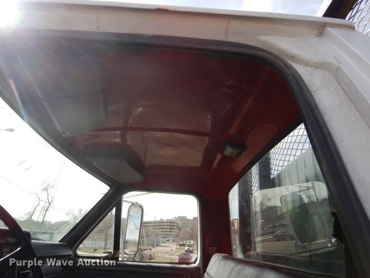 image for item HE9582 1999 Ford F800  dump flatbed truck