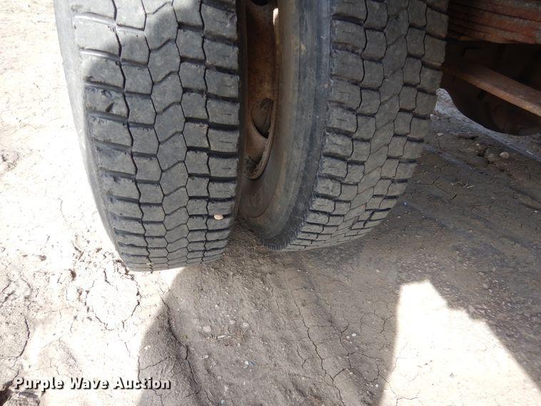 image for item HE9582 1999 Ford F800  dump flatbed truck