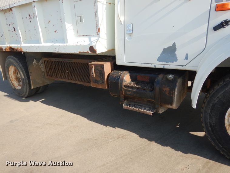 image for item HE9593 1996 International 4900  dump truck