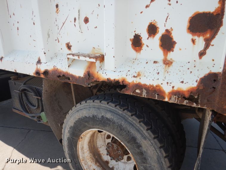 image for item HE9593 1996 International 4900  dump truck