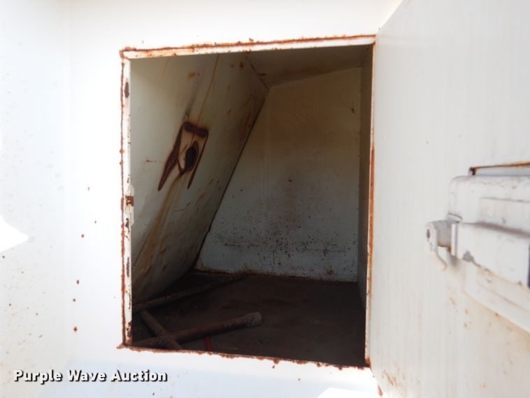 image for item HE9593 1996 International 4900  dump truck