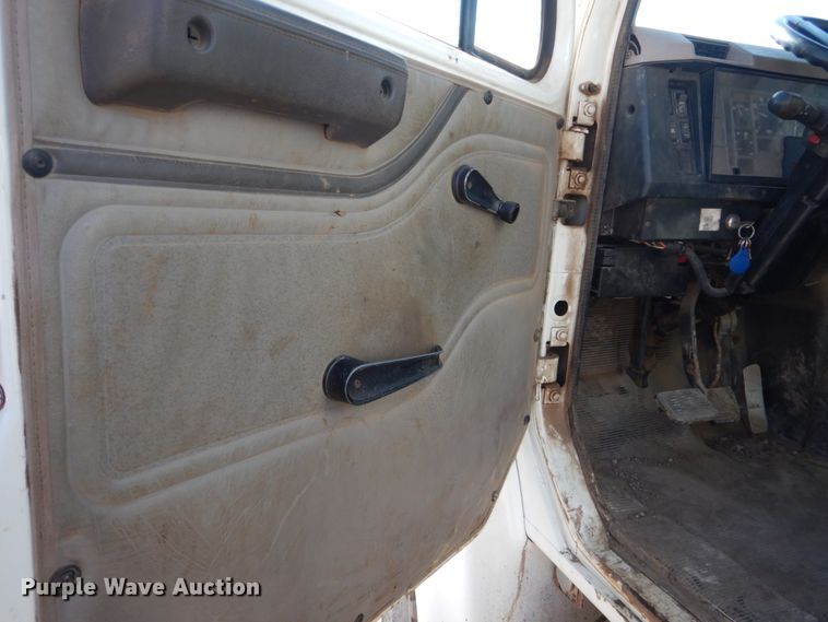 image for item HE9593 1996 International 4900  dump truck