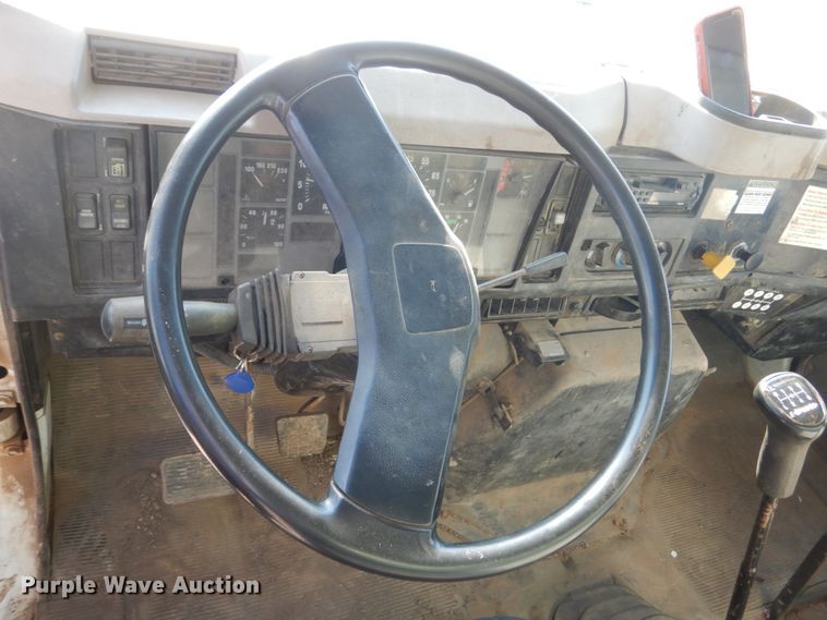 image for item HE9593 1996 International 4900  dump truck