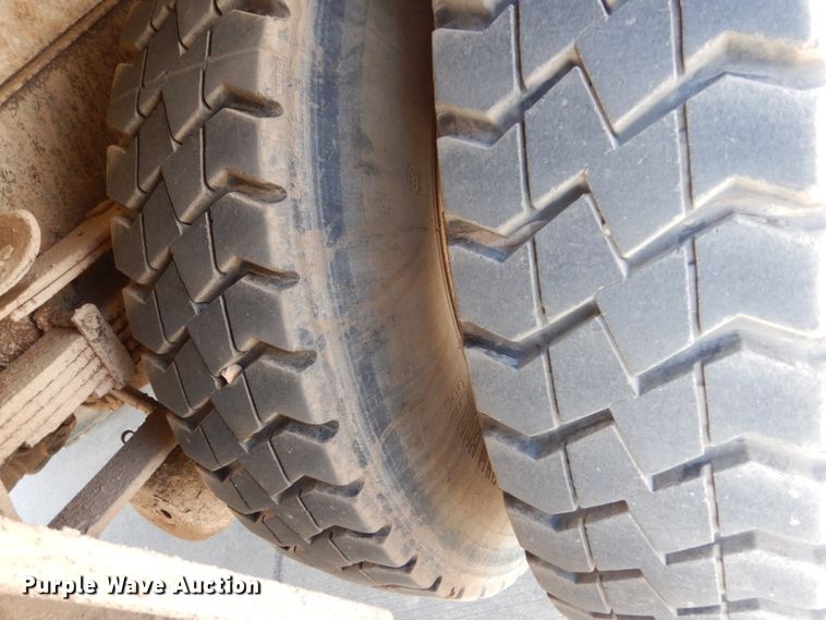 image for item HE9593 1996 International 4900  dump truck