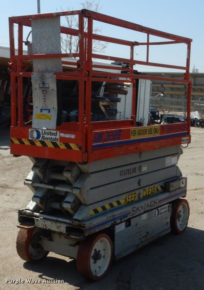 image for item HE9596 2000 Sky Jack SJIII 3226  scissor lift