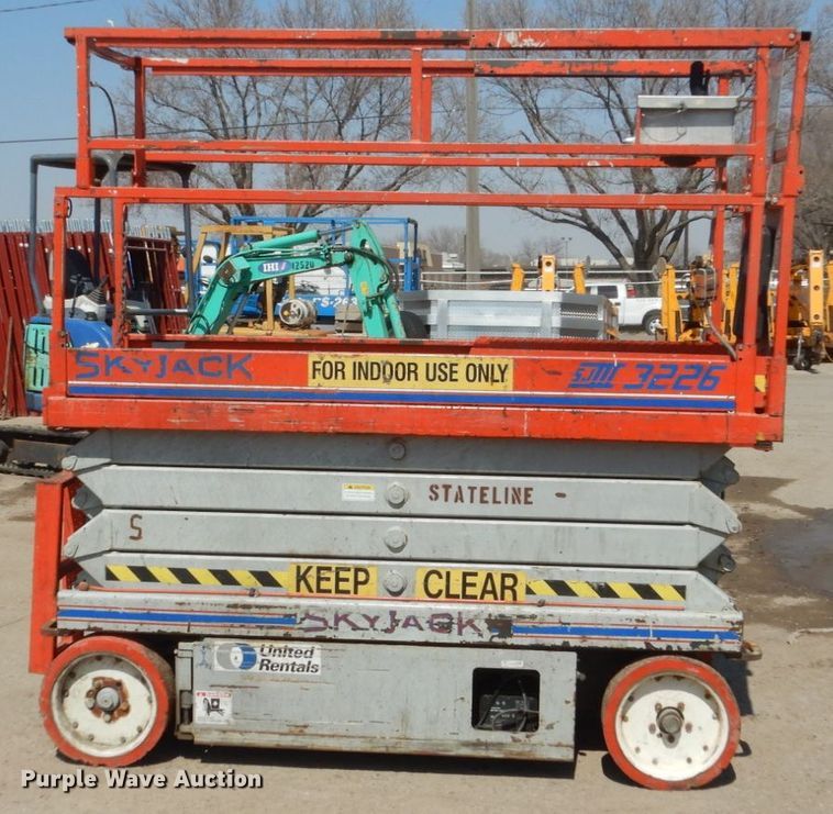 image for item HE9596 2000 Sky Jack SJIII 3226  scissor lift