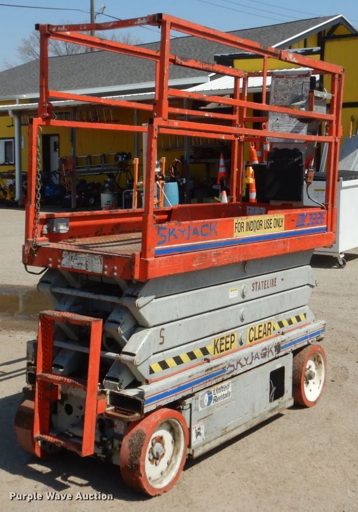 image for item HE9596 2000 Sky Jack SJIII 3226  scissor lift
