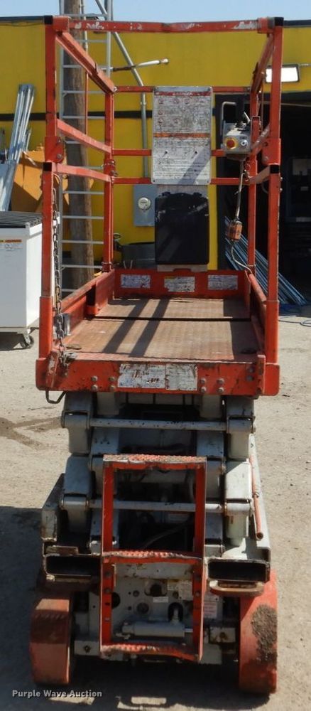 image for item HE9596 2000 Sky Jack SJIII 3226  scissor lift