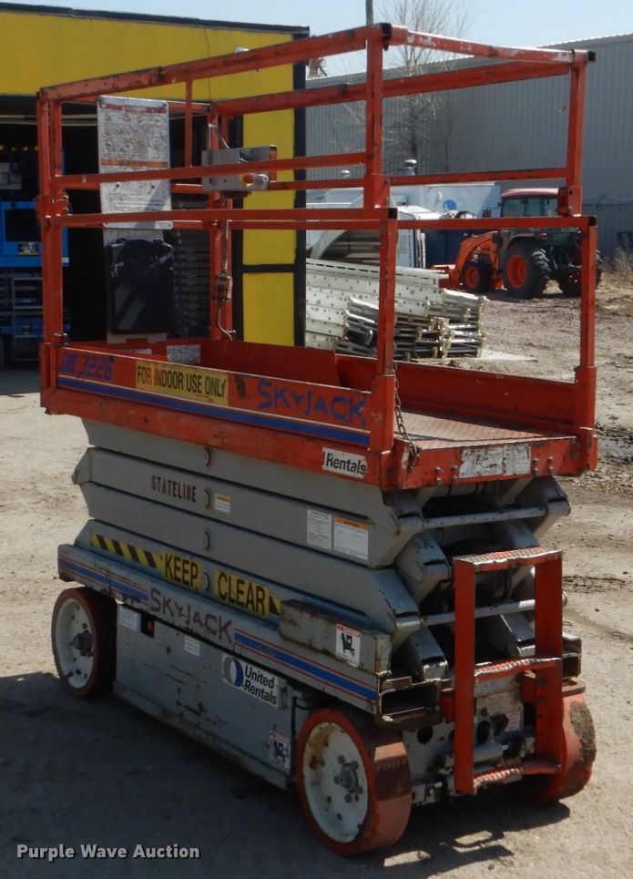 image for item HE9596 2000 Sky Jack SJIII 3226  scissor lift