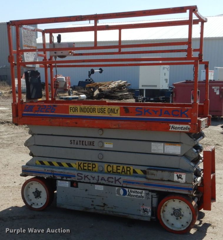 image for item HE9596 2000 Sky Jack SJIII 3226  scissor lift