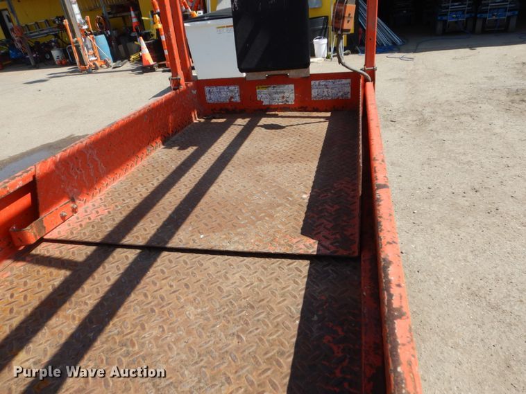 image for item HE9596 2000 Sky Jack SJIII 3226  scissor lift