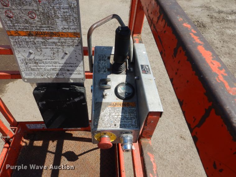 image for item HE9596 2000 Sky Jack SJIII 3226  scissor lift