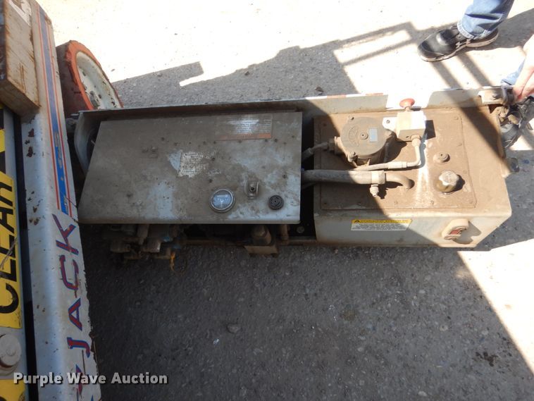 image for item HE9596 2000 Sky Jack SJIII 3226  scissor lift