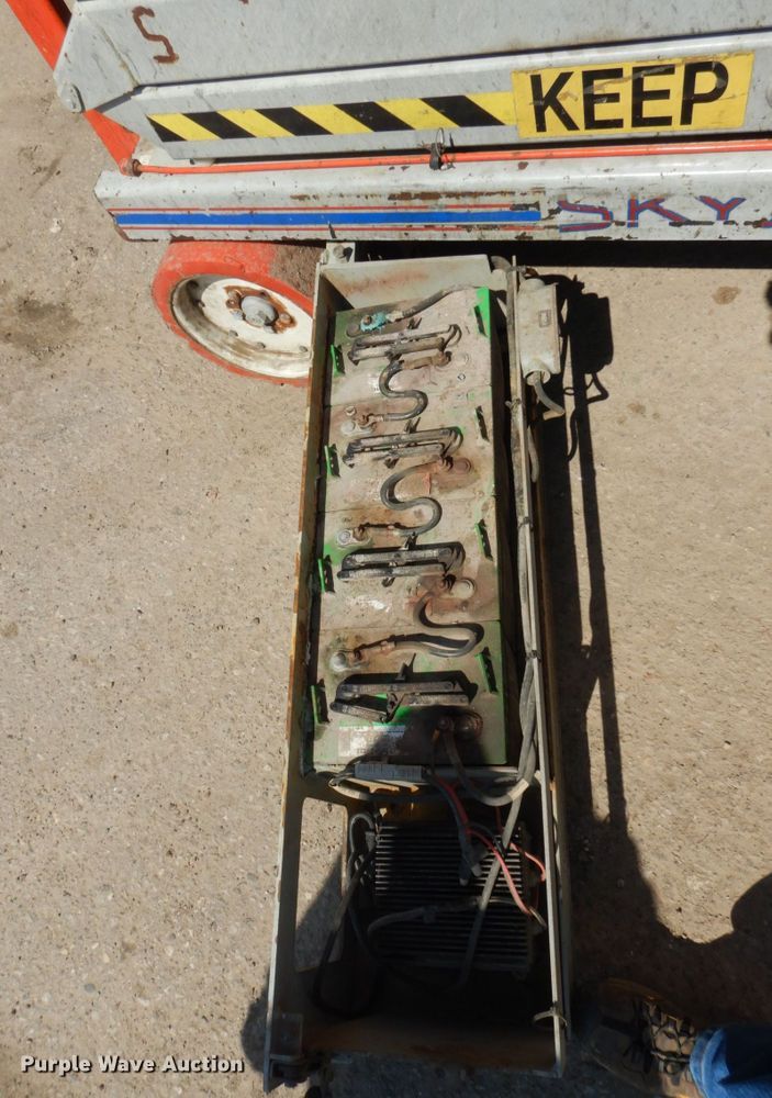 image for item HE9596 2000 Sky Jack SJIII 3226  scissor lift