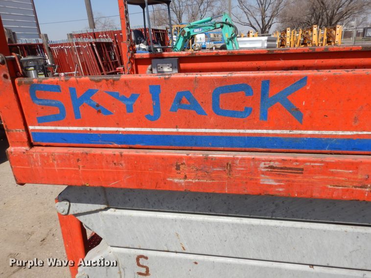 image for item HE9596 2000 Sky Jack SJIII 3226  scissor lift