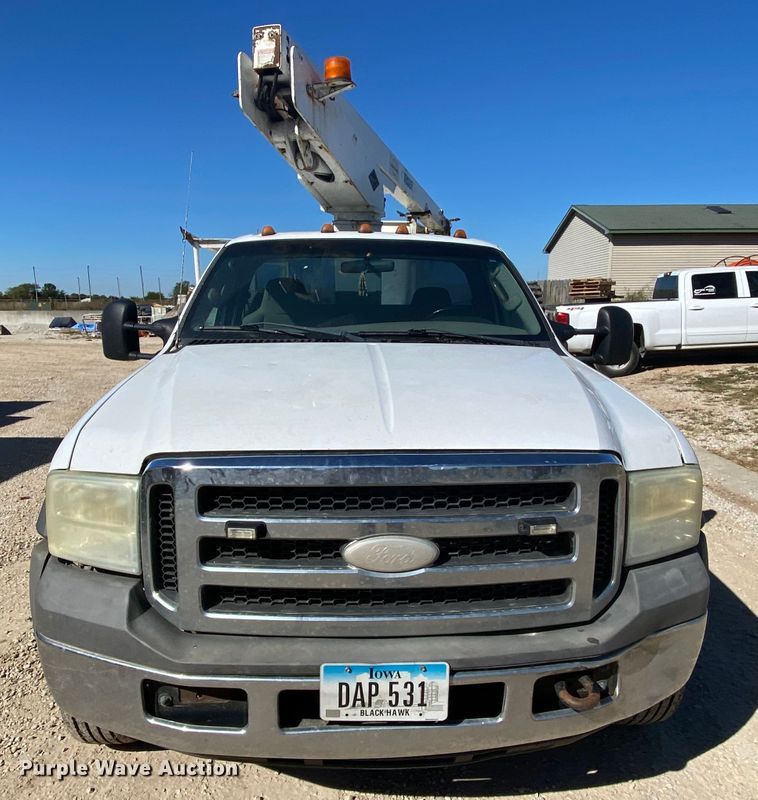 image for item HE9816 2005 Ford F450 Super Duty  bucket truck