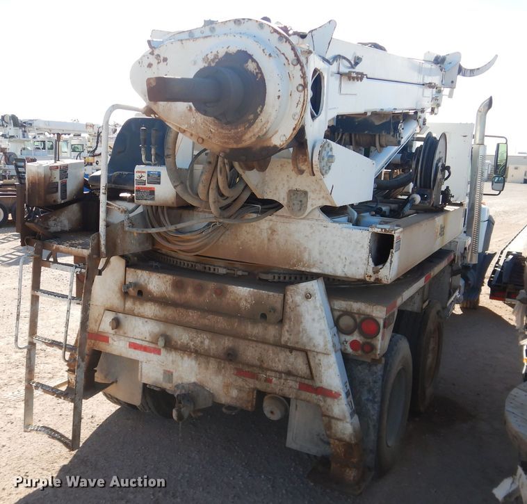 image for item HL9586 2009 International 7400  pressure digger truck