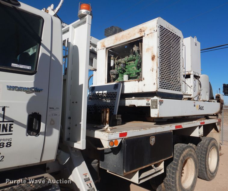 image for item HL9586 2009 International 7400  pressure digger truck