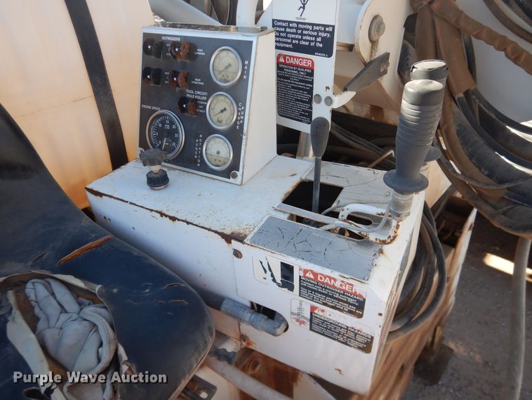 image for item HL9586 2009 International 7400  pressure digger truck