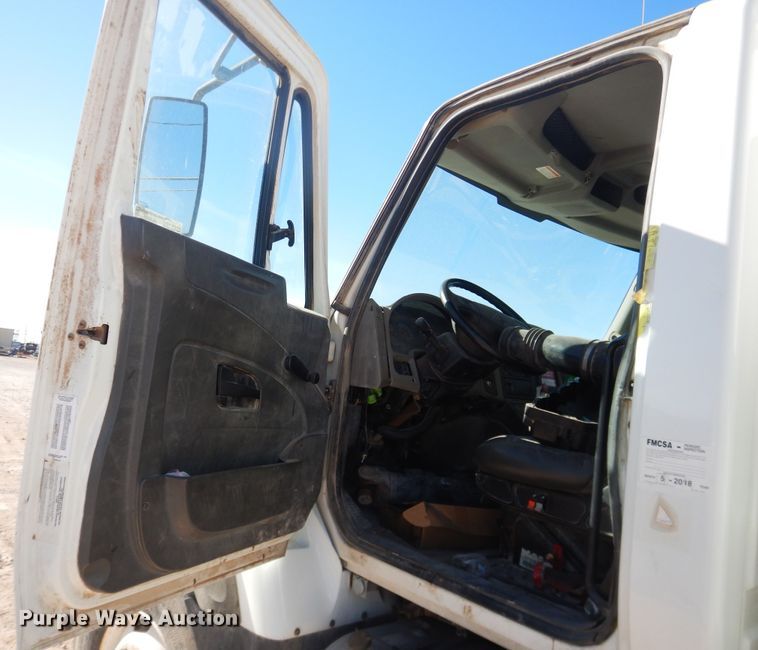 image for item HL9586 2009 International 7400  pressure digger truck