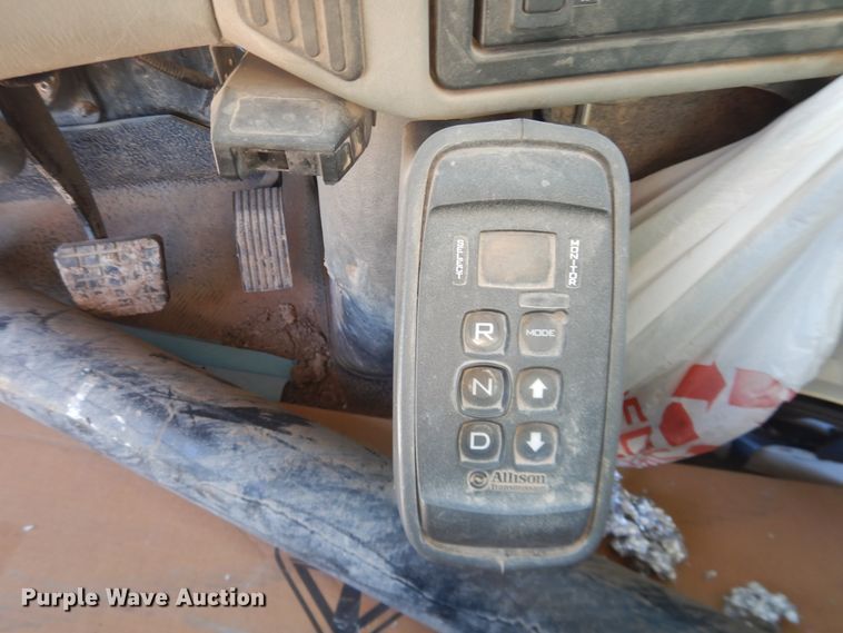 image for item HL9586 2009 International 7400  pressure digger truck