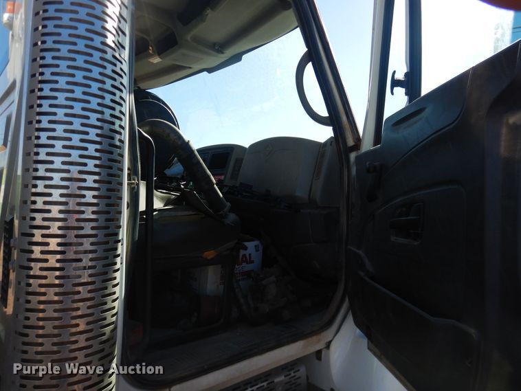 image for item HL9586 2009 International 7400  pressure digger truck