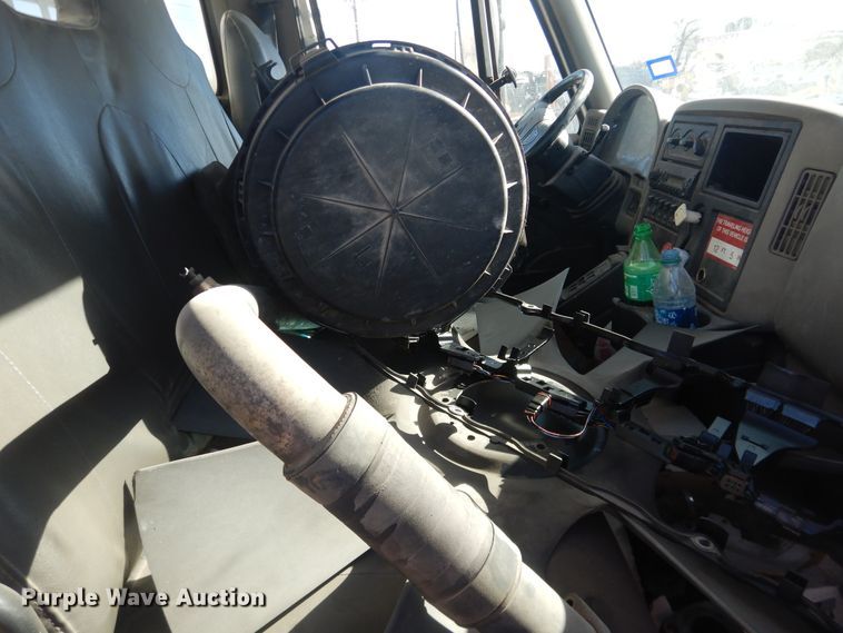 image for item HL9586 2009 International 7400  pressure digger truck