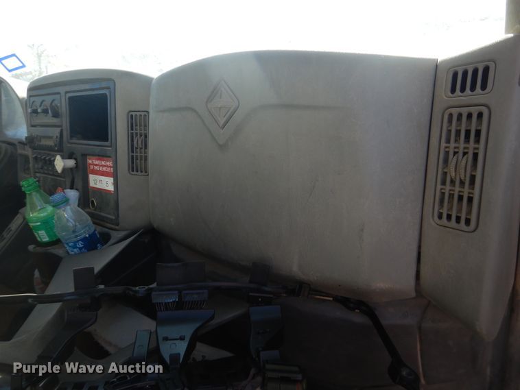 image for item HL9586 2009 International 7400  pressure digger truck