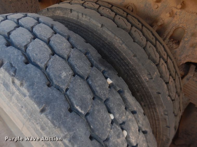 image for item HL9586 2009 International 7400  pressure digger truck