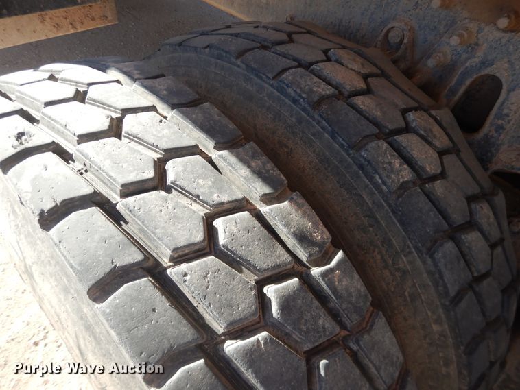 image for item HL9586 2009 International 7400  pressure digger truck