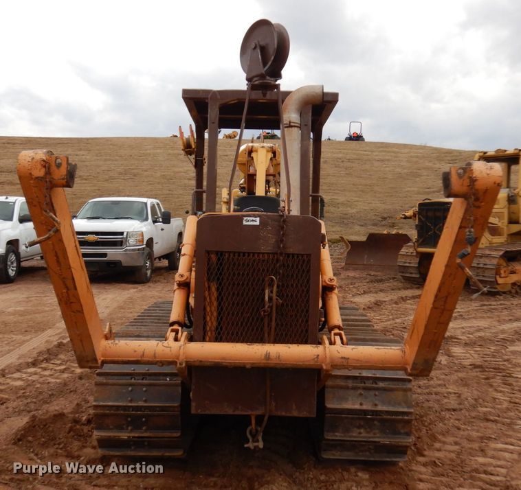 image for item HR9039 1976 Case 475  cable plow