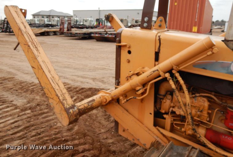 image for item HR9039 1976 Case 475  cable plow