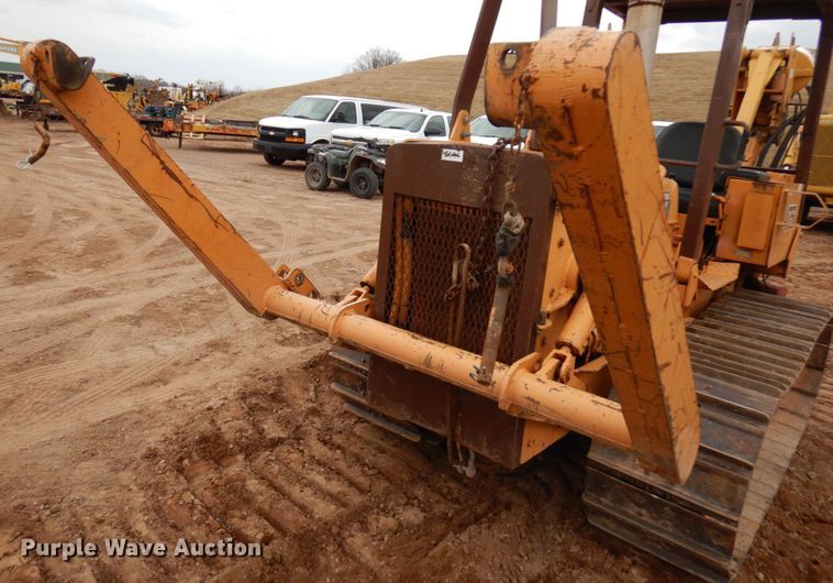 image for item HR9039 1976 Case 475  cable plow