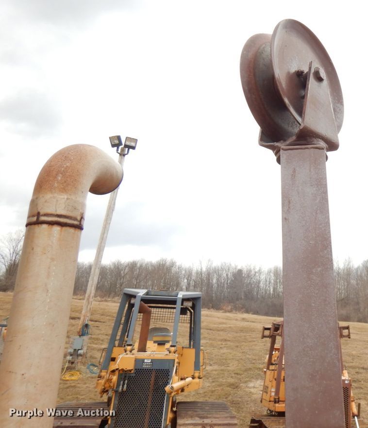 image for item HR9039 1976 Case 475  cable plow