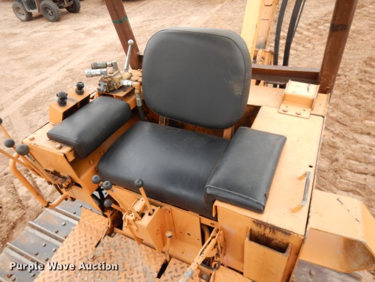 image for item HR9039 1976 Case 475  cable plow