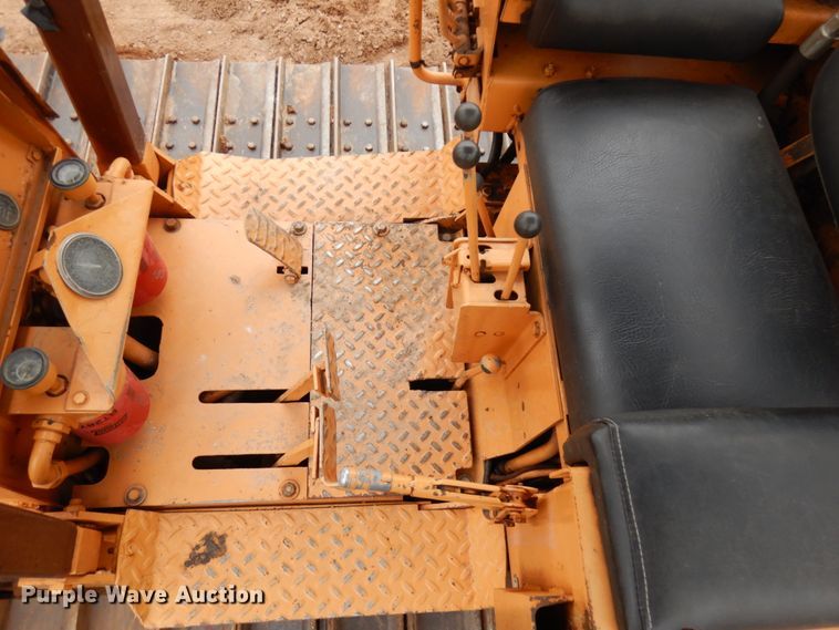 image for item HR9039 1976 Case 475  cable plow