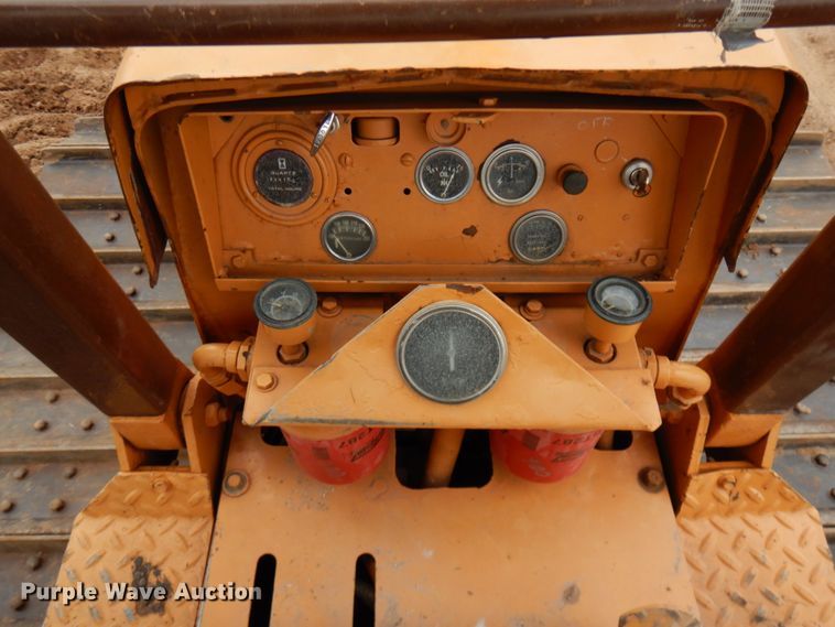 image for item HR9039 1976 Case 475  cable plow