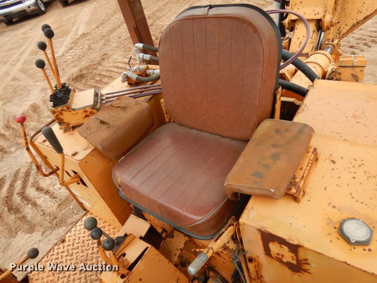 image for item HR9042 1990 Case 850D  cable plow