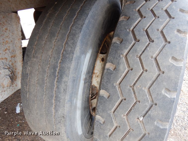 image for item HR9079 1999 Wilkens 45115SCG0T walking floor trailer